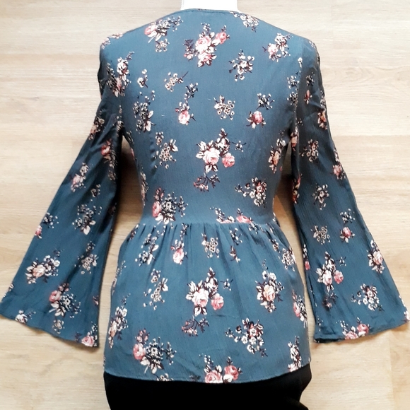 American Eagle Floral Front Tie Midriff Cut Out Blouse - Size XS Blue Top - Picture 8 of 12